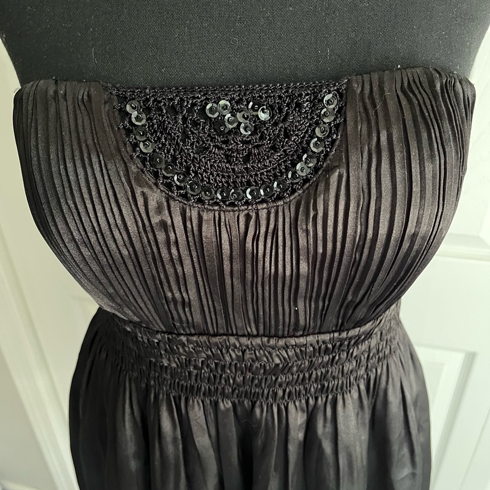 Black Fun Strapless Bubble Dress w Crochet + sequin/bead detail 🖤 Size 6